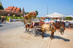 Μεταφορά αλόγων έξω από Wat Phra που ναός Lampang Luang, Lampang, Ταϊλάνδη στοκ φωτογραφίες με δικαίωμα ελεύθερης χρήσης Μεταφορά αλόγων έξω από Wat Phra που ναός Lampang Luang, Lampang, Ταϊλάνδη στοκ φωτογραφίες με δικαίωμα ελεύθερης χρήσης