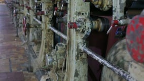 Μεταφορέας σε έναν παλαιό μύλο εγγράφου Μεταφορέας σε έναν παλαιό μύλο εγγράφου