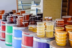 Μετρητής με το μέλι Διαφορετικοί τύποι μελιών στα δοχεία Πώληση του μελιού Στοκ Φωτογραφίες Μετρητής με το μέλι Διαφορετικοί τύποι μελιών στα δοχεία Πώληση του μελιού Στοκ Φωτογραφίες