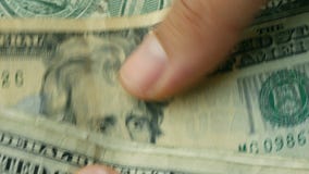 Μετρώντας κινηματογράφηση σε πρώτο πλάνο λογαριασμών αμερικανικών δολαρίων χεριών απόθεμα βίντεο Μετρώντας κινηματογράφηση σε πρώτο πλάνο λογαριασμών αμερικανικών δολαρίων χεριών απόθεμα βίντεο
