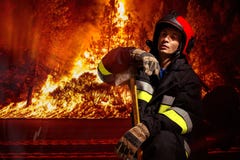 Μετωπική άποψη ενός πυροσβέστη στη δράση για να εξαφανιστεί η φλόγα στο δάσος στοκ εικόνες Μετωπική άποψη ενός πυροσβέστη στη δράση για να εξαφανιστεί η φλόγα στο δάσος στοκ εικόνες