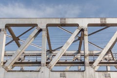 Μη αναγνωρισμένη γέφυρα σιδήρου τραίνων μετρό με το χτισμένο γραμμές usi τρεκλίσματος στοκ εικόνες με δικαίωμα ελεύθερης χρήσης Μη αναγνωρισμένη γέφυρα σιδήρου τραίνων μετρό με το χτισμένο γραμμές usi τρεκλίσματος στοκ εικόνες με δικαίωμα ελεύθερης χρήσης