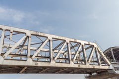 Μη αναγνωρισμένη γέφυρα σιδήρου τραίνων μετρό με το χτισμένο γραμμές usi τρεκλίσματος στοκ φωτογραφίες με δικαίωμα ελεύθερης χρήσης Μη αναγνωρισμένη γέφυρα σιδήρου τραίνων μετρό με το χτισμένο γραμμές usi τρεκλίσματος στοκ φωτογραφίες με δικαίωμα ελεύθερης χρήσης