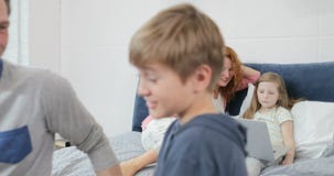 Μητέρα και κόρη που χρησιμοποιούν το φορητό προσωπικό υπολογιστή ενώ πατέρας με γιων ευτυχές χαμόγελο ταμπλετών αφής το ψηφιακό, φιλμ μικρού μήκους Μητέρα και κόρη που χρησιμοποιούν το φορητό προσωπικό υπολογιστή ενώ πατέρας με γιων ευτυχές χαμόγελο ταμπλετών αφής το ψηφιακό, φιλμ μικρού μήκους