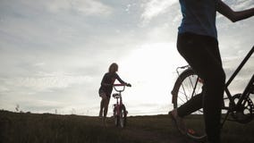 Μητέρα με την κόρη στα ποδήλατα σε ένα λιβάδι Οικογένεια στα ποδήλατα στη φύση Η έννοια της οικογένειας απόθεμα βίντεο Μητέρα με την κόρη στα ποδήλατα σε ένα λιβάδι Οικογένεια στα ποδήλατα στη φύση Η έννοια της οικογένειας απόθεμα βίντεο