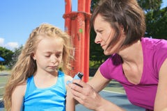 Μητέρα που χρησιμοποιεί inhaler με την ασθματική κόρη της στοκ φωτογραφία Μητέρα που χρησιμοποιεί inhaler με την ασθματική κόρη της στοκ φωτογραφία