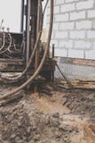 Μηχανή για τις εργασίες σε αναζήτηση του νερού με τρυπάνι στοκ εικόνες Μηχανή για τις εργασίες σε αναζήτηση του νερού με τρυπάνι στοκ εικόνες