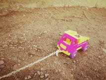 Μηχανή παιδιών με ένα σχοινί στο Sandbox στοκ εικόνες με δικαίωμα ελεύθερης χρήσης Μηχανή παιδιών με ένα σχοινί στο Sandbox στοκ εικόνες με δικαίωμα ελεύθερης χρήσης