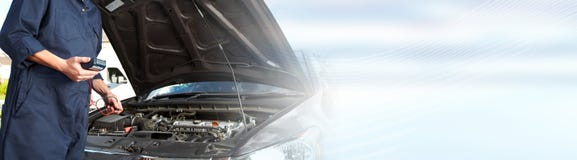 Μηχανική εργασία αυτοκινήτων στην αυτόματη υπηρεσία επισκευής στοκ φωτογραφία με δικαίωμα ελεύθερης χρήσης Μηχανική εργασία αυτοκινήτων στην αυτόματη υπηρεσία επισκευής στοκ φωτογραφία με δικαίωμα ελεύθερης χρήσης