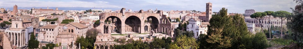 Μια άποψη ultrawide του ναού Antoninus και Faustina, ναός ο στοκ εικόνες Μια άποψη ultrawide του ναού Antoninus και Faustina, ναός ο στοκ εικόνες