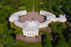 Μια άποψη άνωθεν του Pavlovsk παλατιού, ηλιόλουστη αεροφωτογραφία απογεύματος Μαΐου στοκ φωτογραφία με δικαίωμα ελεύθερης χρήσης Μια άποψη άνωθεν του Pavlovsk παλατιού, ηλιόλουστη αεροφωτογραφία απογεύματος Μαΐου στοκ φωτογραφία με δικαίωμα ελεύθερης χρήσης