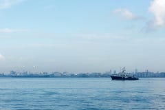 Μια άποψη της βιομηχανίας διυλιστηρίων πετρελαίου και των ωκεάνιων νερών που είναι patro στοκ εικόνες με δικαίωμα ελεύθερης χρήσης Μια άποψη της βιομηχανίας διυλιστηρίων πετρελαίου και των ωκεάνιων νερών που είναι patro στοκ εικόνες με δικαίωμα ελεύθερης χρήσης