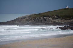 Μια άποψη τοπίων του ακρωτηρίου βόρειου Fistral συμπεριλαμβανομένης της ωκεάνιας και αμμώδους ακτής παραλιών στοκ εικόνες Μια άποψη τοπίων του ακρωτηρίου βόρειου Fistral συμπεριλαμβανομένης της ωκεάνιας και αμμώδους ακτής παραλιών στοκ εικόνες