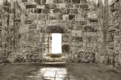 Μια ανοιχτή πόρτα στην οποία το φωτεινό φως του ήλιου εμπίπτει σε έναν στοκ εικόνες Μια ανοιχτή πόρτα στην οποία το φωτεινό φως του ήλιου εμπίπτει σε έναν στοκ εικόνες
