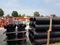 Μια αποθήκη εμπορευμάτων των πλαστικών σωλήνων για διάφορους λόγους, τη διάμετρο και το χρώμα κάτω από το ανοιχτό ουρανό Κατασκευ στοκ εικόνες Μια αποθήκη εμπορευμάτων των πλαστικών σωλήνων για διάφορους λόγους, τη διάμετρο και το χρώμα κάτω από το ανοιχτό ουρανό Κατασκευ στοκ εικόνες