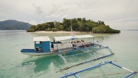 Μια βάρκα τουριστών στο υπόβαθρο του νησιού Παραλία CYC Coron PALAWAN Φιλιππίνες απόθεμα βίντεο Μια βάρκα τουριστών στο υπόβαθρο του νησιού Παραλία CYC Coron PALAWAN Φιλιππίνες απόθεμα βίντεο