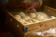 Μια γυναίκα κάνει τη ζύμη το κινεζικό bao zi ` μπουλεττών ` που γεμίζεται με το κρέας και το λαχανικό στοκ εικόνες Μια γυναίκα κάνει τη ζύμη το κινεζικό bao zi ` μπουλεττών ` που γεμίζεται με το κρέας και το λαχανικό στοκ εικόνες