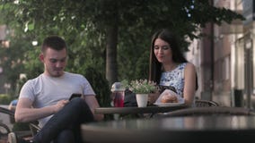 Μια γυναίκα και ένας άνδρας έχουν μια συνομιλία σε έναν θερινό καφέ φιλμ μικρού μήκους Μια γυναίκα και ένας άνδρας έχουν μια συνομιλία σε έναν θερινό καφέ φιλμ μικρού μήκους