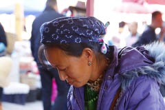 Μια γυναίκα μιας εθνικής μειονότητας Yunnan με τα παραδοσιακά ενδύματά της στην αγορά του χωριού Zhoucheng, Δάλι, Yunnan, Κίνα στοκ εικόνες Μια γυναίκα μιας εθνικής μειονότητας Yunnan με τα παραδοσιακά ενδύματά της στην αγορά του χωριού Zhoucheng, Δάλι, Yunnan, Κίνα στοκ εικόνες