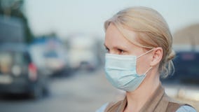 Μια γυναίκα σε έναν προστατευτικό επίδεσμο γάζας στέκεται κοντά σε έναν σκονισμένο βρώμικο δρόμο Περιβαλλοντικά προβλήματα απόθεμα βίντεο Μια γυναίκα σε έναν προστατευτικό επίδεσμο γάζας στέκεται κοντά σε έναν σκονισμένο βρώμικο δρόμο Περιβαλλοντικά προβλήματα απόθεμα βίντεο