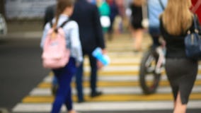 Μια γυναίκα σε μια οδό πόλεων δεν υποψιάζεται ότι το τηλέφωνό της κλάπηκε από έναν πονηρό πορτοφολά Διασχίζει το δρόμο μέσω του α φιλμ μικρού μήκους Μια γυναίκα σε μια οδό πόλεων δεν υποψιάζεται ότι το τηλέφωνό της κλάπηκε από έναν πονηρό πορτοφολά Διασχίζει το δρόμο μέσω του α φιλμ μικρού μήκους