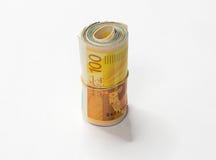Μια δέσμη των ισραηλινών νέων πιστώσεων των ΝΑΚ Shekel σημειώνει κυλημένος επάνω και διατηρημένος τη συνοχή με μια απλή λαστιχένι στοκ φωτογραφίες με δικαίωμα ελεύθερης χρήσης Μια δέσμη των ισραηλινών νέων πιστώσεων των ΝΑΚ Shekel σημειώνει κυλημένος επάνω και διατηρημένος τη συνοχή με μια απλή λαστιχένι στοκ φωτογραφίες με δικαίωμα ελεύθερης χρήσης