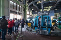 Μια εικόνα των τουριστών που περιμένουν το τελεφερίκ τους στοκ εικόνα με δικαίωμα ελεύθερης χρήσης Μια εικόνα των τουριστών που περιμένουν το τελεφερίκ τους στοκ εικόνα με δικαίωμα ελεύθερης χρήσης