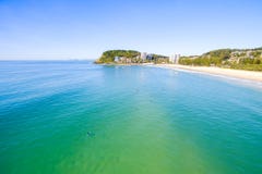Μια εναέρια άποψη της παραλίας Burleigh μια σαφή ημέρα με το μπλε νερό στοκ εικόνες Μια εναέρια άποψη της παραλίας Burleigh μια σαφή ημέρα με το μπλε νερό στοκ εικόνες