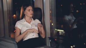 Μια επιχειρηματίας παίρνει κουρασμένη, σταματά και τρίβει τους ναούς της απόθεμα βίντεο Μια επιχειρηματίας παίρνει κουρασμένη, σταματά και τρίβει τους ναούς της απόθεμα βίντεο