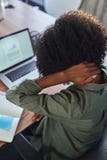 Μια επιχειρησιακή γυναίκα που πάσχει από τον πόνο στο λαιμό στο γραφείο στοκ εικόνα με δικαίωμα ελεύθερης χρήσης Μια επιχειρησιακή γυναίκα που πάσχει από τον πόνο στο λαιμό στο γραφείο στοκ εικόνα με δικαίωμα ελεύθερης χρήσης