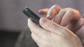 Μια ηλικιωμένη γυναίκα δακτυλογραφεί το κείμενο σε ένα μαύρο smartphone απόθεμα βίντεο Μια ηλικιωμένη γυναίκα δακτυλογραφεί το κείμενο σε ένα μαύρο smartphone απόθεμα βίντεο