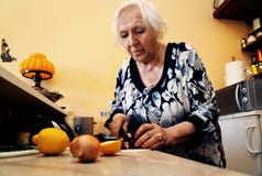 Μια ηλικιωμένη γυναίκα μαγειρεύει στοκ φωτογραφίες Μια ηλικιωμένη γυναίκα μαγειρεύει στοκ φωτογραφίες