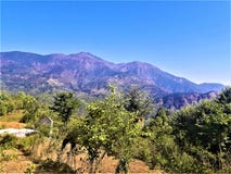 Μια θαυμάσια άποψη των βουνών τοπίων & του σαφούς μπλε ουρανού στοκ φωτογραφία Μια θαυμάσια άποψη των βουνών τοπίων & του σαφούς μπλε ουρανού στοκ φωτογραφία