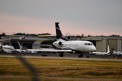 Μια ιδιωτική προσγείωση γερακιών 900EX στοκ εικόνες με δικαίωμα ελεύθερης χρήσης Μια ιδιωτική προσγείωση γερακιών 900EX στοκ εικόνες με δικαίωμα ελεύθερης χρήσης
