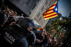 Μια καταλανική αστυνομία ταραχής στο μέτωπο ένα υπέρ πλήθος ανεξαρτησίας στοκ εικόνες Μια καταλανική αστυνομία ταραχής στο μέτωπο ένα υπέρ πλήθος ανεξαρτησίας στοκ εικόνες