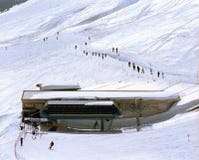 Μια καταπληκτική άποψη των ελβετικών ορών και χιονωδών βουνών ανελκυστήρων και Στοκ φωτογραφία με δικαίωμα ελεύθερης χρήσης Μια καταπληκτική άποψη των ελβετικών ορών και χιονωδών βουνών ανελκυστήρων και Στοκ φωτογραφία με δικαίωμα ελεύθερης χρήσης