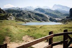 Μια λίμνη μπροστά από τα βουνά στοκ φωτογραφία με δικαίωμα ελεύθερης χρήσης Μια λίμνη μπροστά από τα βουνά στοκ φωτογραφία με δικαίωμα ελεύθερης χρήσης