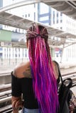 Μια μη αναγνωρισμένη νέα κυρία με ένα όμορφο Afro hairstyle με στοκ εικόνες Μια μη αναγνωρισμένη νέα κυρία με ένα όμορφο Afro hairstyle με στοκ εικόνες