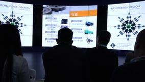 Μια μικρή ομάδα ανθρώπων της ασιατικής υπηκοότητας στην αίθουσα κατά τη διάρκεια της διάσκεψης φιλμ μικρού μήκους Μια μικρή ομάδα ανθρώπων της ασιατικής υπηκοότητας στην αίθουσα κατά τη διάρκεια της διάσκεψης φιλμ μικρού μήκους