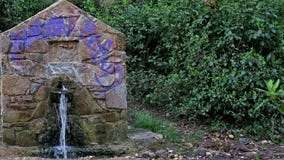 Μια μικρή παλαιά δομή πετρών από την οποία το νερό χύνει στοκ εικόνες Μια μικρή παλαιά δομή πετρών από την οποία το νερό χύνει στοκ εικόνες