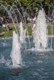 Μια μικρή όμορφη πηγή στο πάρκο λειτουργεί πάλι o o στοκ εικόνα με δικαίωμα ελεύθερης χρήσης Μια μικρή όμορφη πηγή στο πάρκο λειτουργεί πάλι o o στοκ εικόνα με δικαίωμα ελεύθερης χρήσης