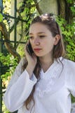Μια νέα γυναίκα που μιλά στο τηλέφωνο κυττάρων της Στοκ φωτογραφίες με δικαίωμα ελεύθερης χρήσης Μια νέα γυναίκα που μιλά στο τηλέφωνο κυττάρων της Στοκ φωτογραφίες με δικαίωμα ελεύθερης χρήσης