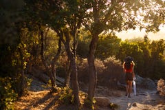 Μια νέα συνεδρίαση γυναικών πίσω στην καταπληκτική φύση του νησιού της Κορσικής, Γαλλία ηλιοβασίλεμα της θάλασσας της Βαλτικής αν στοκ εικόνα με δικαίωμα ελεύθερης χρήσης Μια νέα συνεδρίαση γυναικών πίσω στην καταπληκτική φύση του νησιού της Κορσικής, Γαλλία ηλιοβασίλεμα της θάλασσας της Βαλτικής αν στοκ εικόνα με δικαίωμα ελεύθερης χρήσης