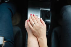 Μια νεολαία συνδέει τα ερωτευμένα χέρια εκμετάλλευσης, εκμετάλλευση στο μοχλό μετατόπισης που πηγαίνει στο οδικό ταξίδι Ένα άτομο στοκ εικόνα Μια νεολαία συνδέει τα ερωτευμένα χέρια εκμετάλλευσης, εκμετάλλευση στο μοχλό μετατόπισης που πηγαίνει στο οδικό ταξίδι Ένα άτομο στοκ εικόνα