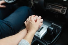 Μια νεολαία συνδέει τα ερωτευμένα χέρια εκμετάλλευσης, εκμετάλλευση στο μοχλό μετατόπισης που πηγαίνει στο οδικό ταξίδι Ένα άτομο στοκ φωτογραφίες με δικαίωμα ελεύθερης χρήσης Μια νεολαία συνδέει τα ερωτευμένα χέρια εκμετάλλευσης, εκμετάλλευση στο μοχλό μετατόπισης που πηγαίνει στο οδικό ταξίδι Ένα άτομο στοκ φωτογραφίες με δικαίωμα ελεύθερης χρήσης