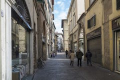 Μια οδός Lucca στο κέντρο με τα μικρούς καταστήματα και τον καφέ στοκ εικόνες Μια οδός Lucca στο κέντρο με τα μικρούς καταστήματα και τον καφέ στοκ εικόνες