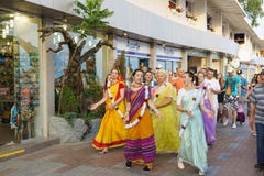 Μια ομάδα λαγών Krishnas που τραγουδά και που χορεύει είναι στο ανάχωμα της παραθεριστικής πόλης στοκ φωτογραφίες με δικαίωμα ελεύθερης χρήσης Μια ομάδα λαγών Krishnas που τραγουδά και που χορεύει είναι στο ανάχωμα της παραθεριστικής πόλης στοκ φωτογραφίες με δικαίωμα ελεύθερης χρήσης