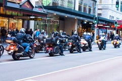 Μια ομάδα να περιοδεύσει τροχόσπιτων με τη μεγάλη μοτοσικλέτα που μένει σε μια κυκλοφορία στο George ST κοντά στο κτήριο βασίλισσ στοκ εικόνες Μια ομάδα να περιοδεύσει τροχόσπιτων με τη μεγάλη μοτοσικλέτα που μένει σε μια κυκλοφορία στο George ST κοντά στο κτήριο βασίλισσ στοκ εικόνες