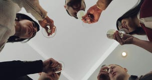 Μια ομάδα συνέταιρων που τα γυαλιά με τη σαμπάνια στο γραφείο απόθεμα βίντεο Μια ομάδα συνέταιρων που τα γυαλιά με τη σαμπάνια στο γραφείο απόθεμα βίντεο