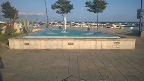 Μια πηγή κοντά στην αποβάθρα στοκ εικόνα Μια πηγή κοντά στην αποβάθρα στοκ εικόνα